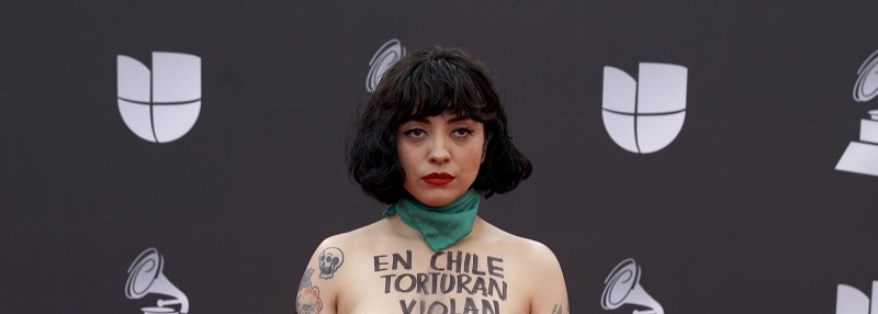 Artistas crean mural en San Francisco en homenaje a protesta de Mon Laferte en los Latin Grammy