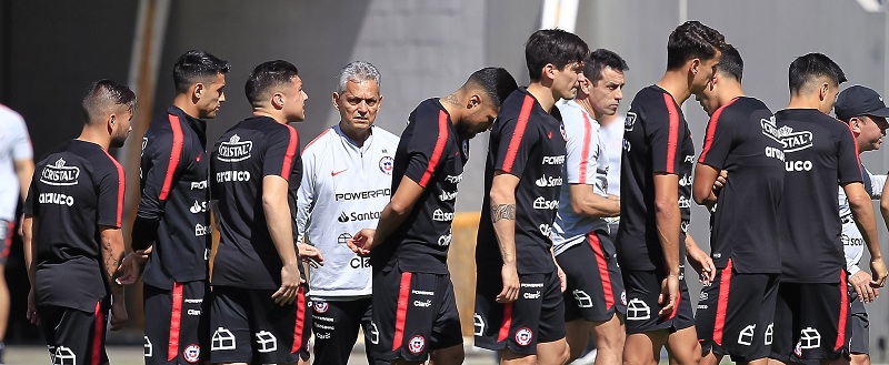 Aseguran quiebre entre capitanes del fútbol chileno y la 'Roja' tras suspensión del partido con Perú