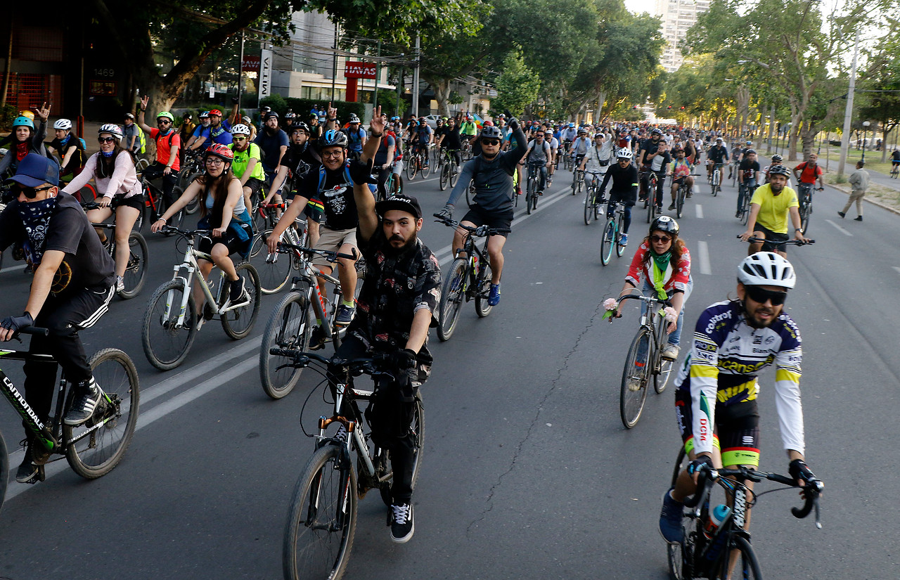 Ciclistas realizaron marcha y llegaron a clínica para apoyar a joven que recibió balines en sus ojos