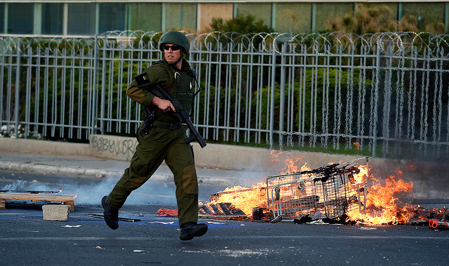 General director de Carabineros anuncia uso acotado de las escopetas antidisturbios