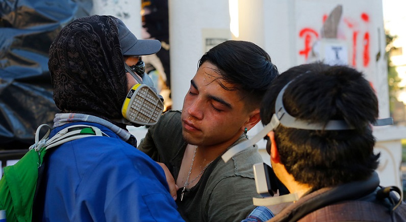 Enfrentamientos entre manifestantes y FF.EE. se registran en Plaza Independencia de Concepción