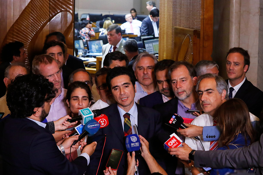 Ministro Briones anuncia acuerdo para aumento en pensiones, rebajas en transporte y medicamentos