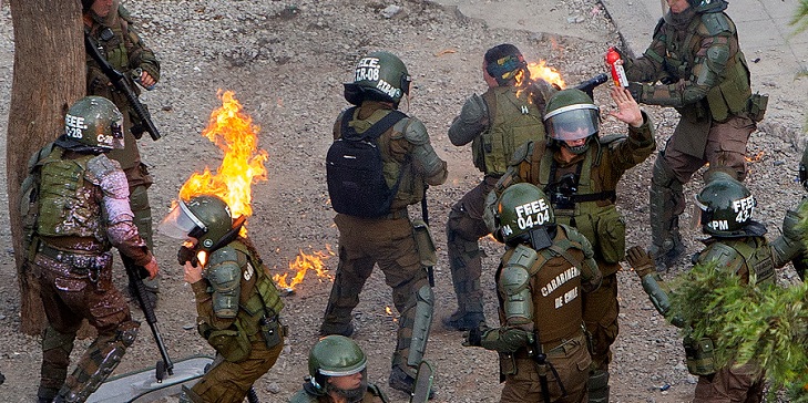 ¿Montaje? No. Imágenes muestran ataque con molotov a carabineras y despejan dudas con buses