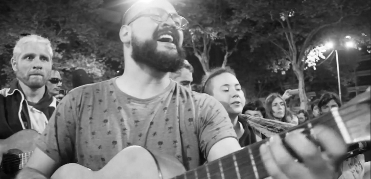 Registran emotivo video en que 'El baile de los que sobran' es cantado en Uruguay: se volvió viral