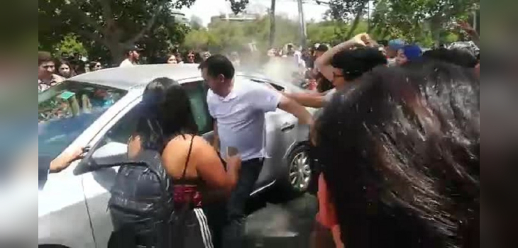 Registran violenta pelea entre manifestantes y conductor que se negó a bailar en Clínica Santa María