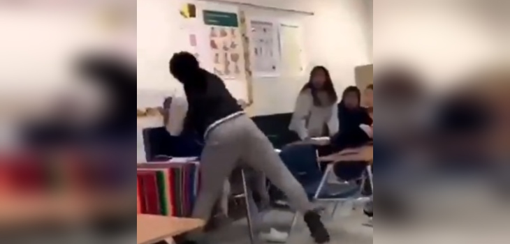 Registran brutal agresión de profesora a una alumna en Estados Unidos: la golpeó y pateó en el suelo