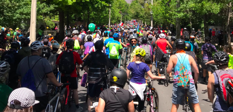 Cientos de ciclistas se manifestaron frente a la casa del presidente Sebastián Piñera