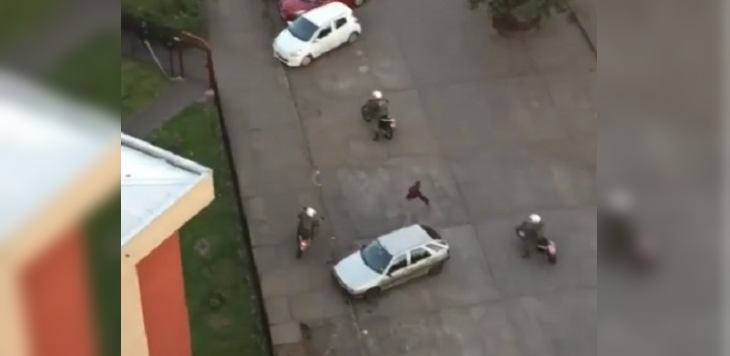 El notable escape de un manifestante que se volvió viral: arrancaba de carabineros en motos