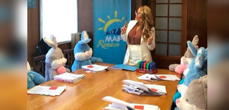 Estudiantes se manifestaron lanzando peluches a la Municipalidad de Maipú: emplazaron a Cathy Barriga