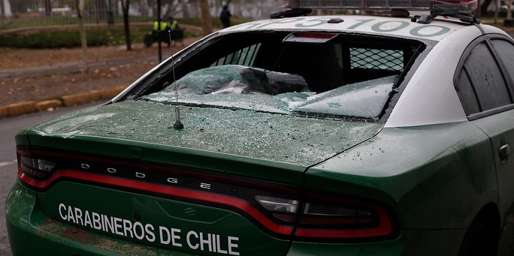 Carabineros dispara tras ataque de turba a patrulla: un uniformado herido y dos civiles baleados