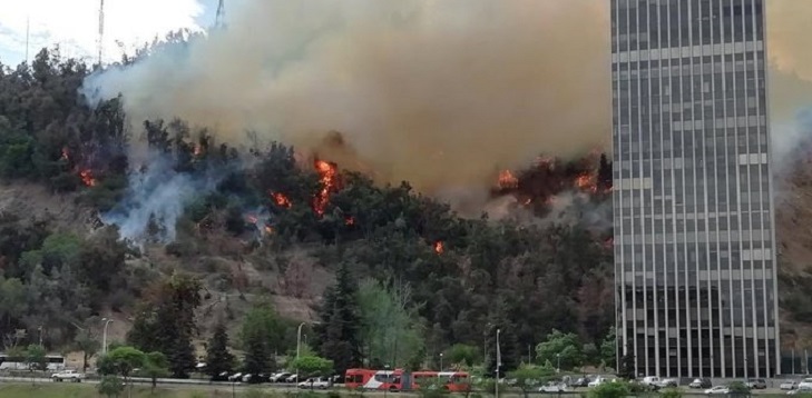 Incendio forestal afecta a laderas del Cerro San Cristóbal: bomberos trabaja en el lugar
