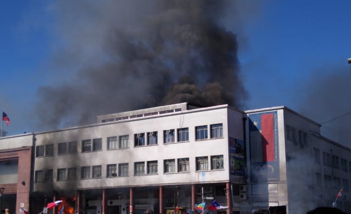 Incendian edificio de la Gobernación de Concepción en centro penquista
