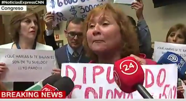 Asesores de parlamentarios protestaron en el Congreso por reducciones de sueldo a la mitad