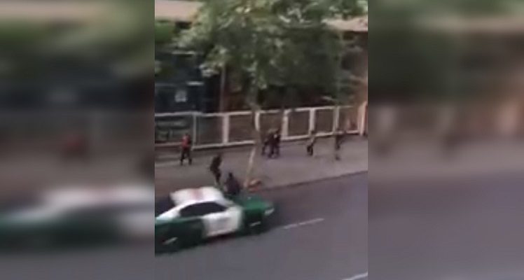 Patrulla de Carabineros atropelló a transeúnte que atravesaba en medio de la calle en Santiago