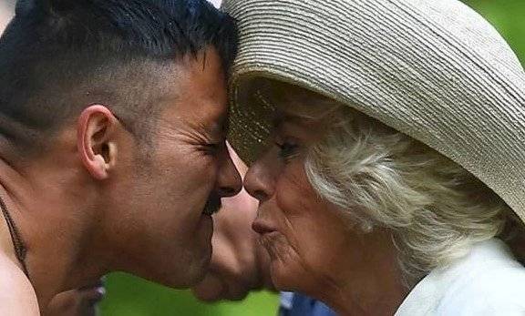 saludo maori de camilla parker