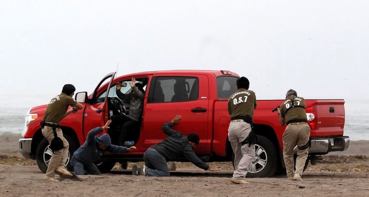 ¿Pueden carabineros de civil detener a personas y llevárselas en autos de calle?