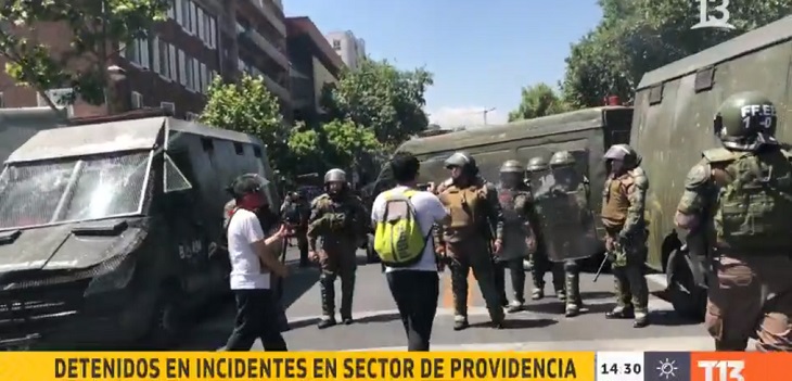 Periodista de T13 relata en vivo injustificada agresión de carabineros a manifestante en Providencia