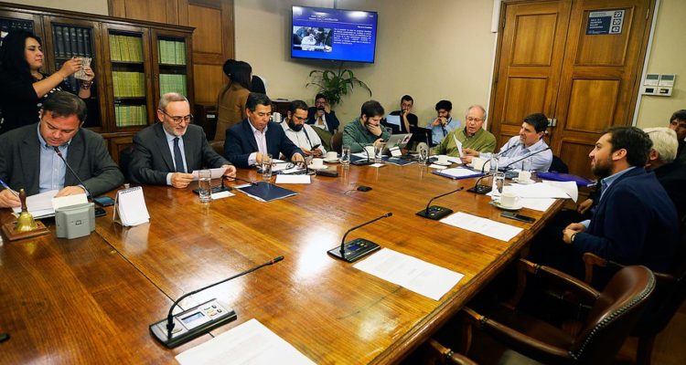 Comisión de Constitución de la Cámara aprueba indicación que define dieta y sueldos de autoridades