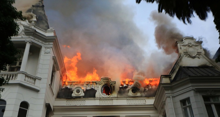 Tres detenidos por incendio que afectó a sede de UPV en Providencia: cámaras registraron el momento