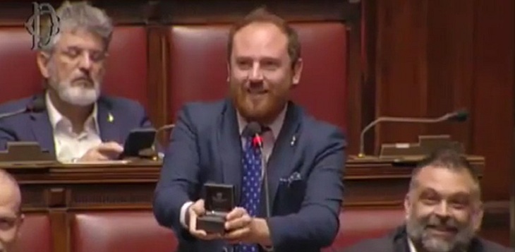 La insólita propuesta de matrimonio de diputado italiano: la hizo en pleno debate parlamentario