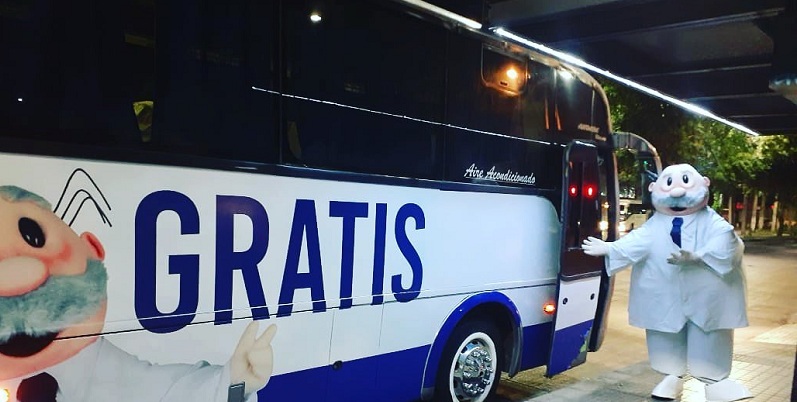 Farmacias del Dr. Simi pusieron buses de acercamiento en Santiago: ciudadanos agradecieron el gesto