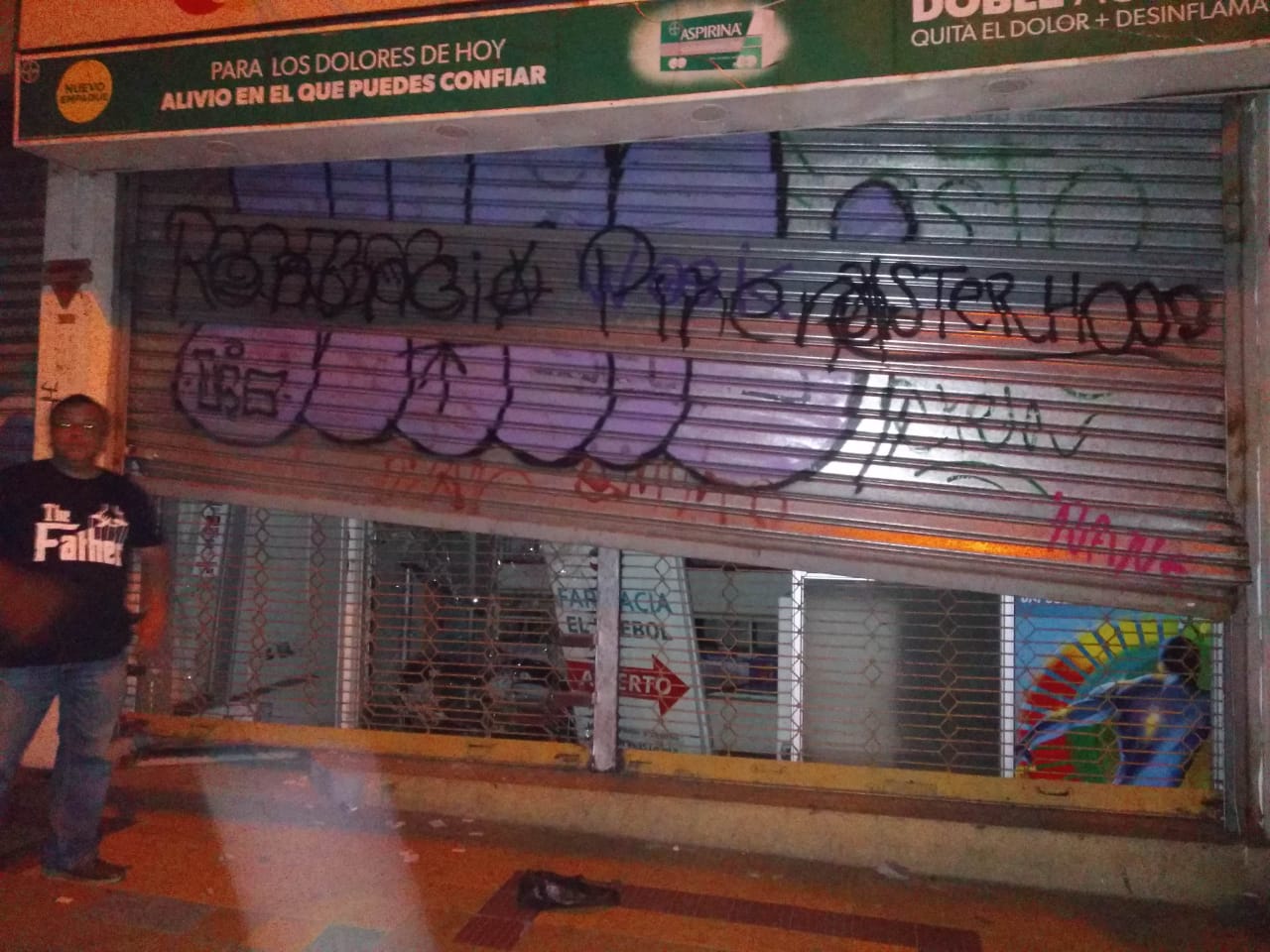 Farmacia familiar que apoyaba a manifestantes es forzada a cerrar tras saqueo de delincuentes
