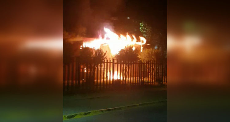 Juzgado de Letras de Colina se incendia tras presunto ataque: turba saqueó supermercado y una Copec