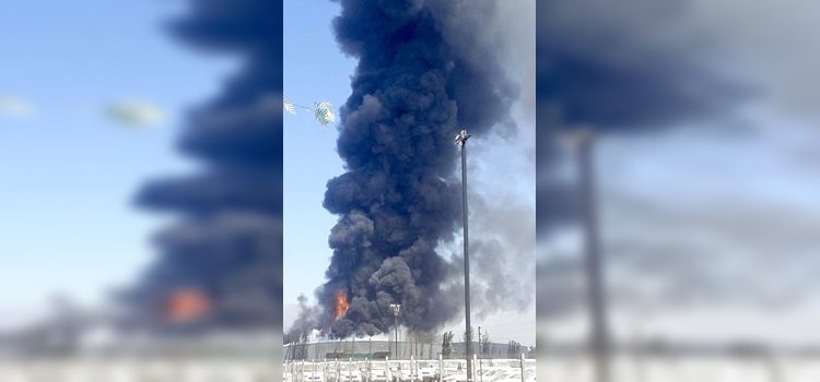 Incendio genera gran columna de humo a un costado del Aeropuerto de Santiago