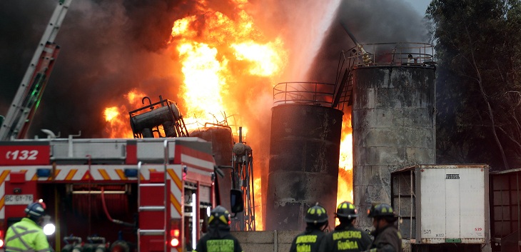 Gigantesco incendio afecta a tres empresas en zona norte de Santiago: comunas suspenden clases