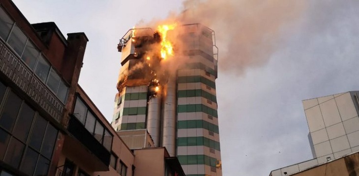 Nuevo incendio se registra en edificio de Caja Los Andes en Concepción: llamas afectan desde piso 10