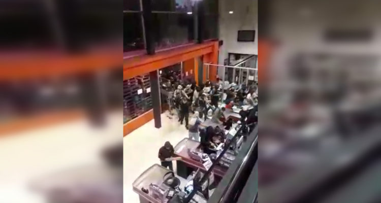 Turba saquea conocida tienda Kamadi de Concepción: video muestra cómo rompió accesos