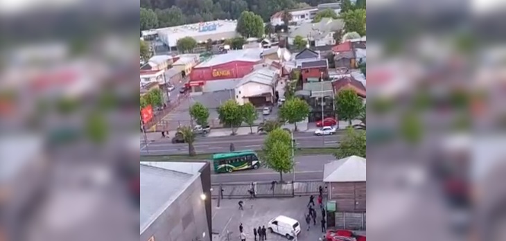 Captan cómo trabajadores frenan a palos nuevo saqueo a tienda Kamadi en Concepción