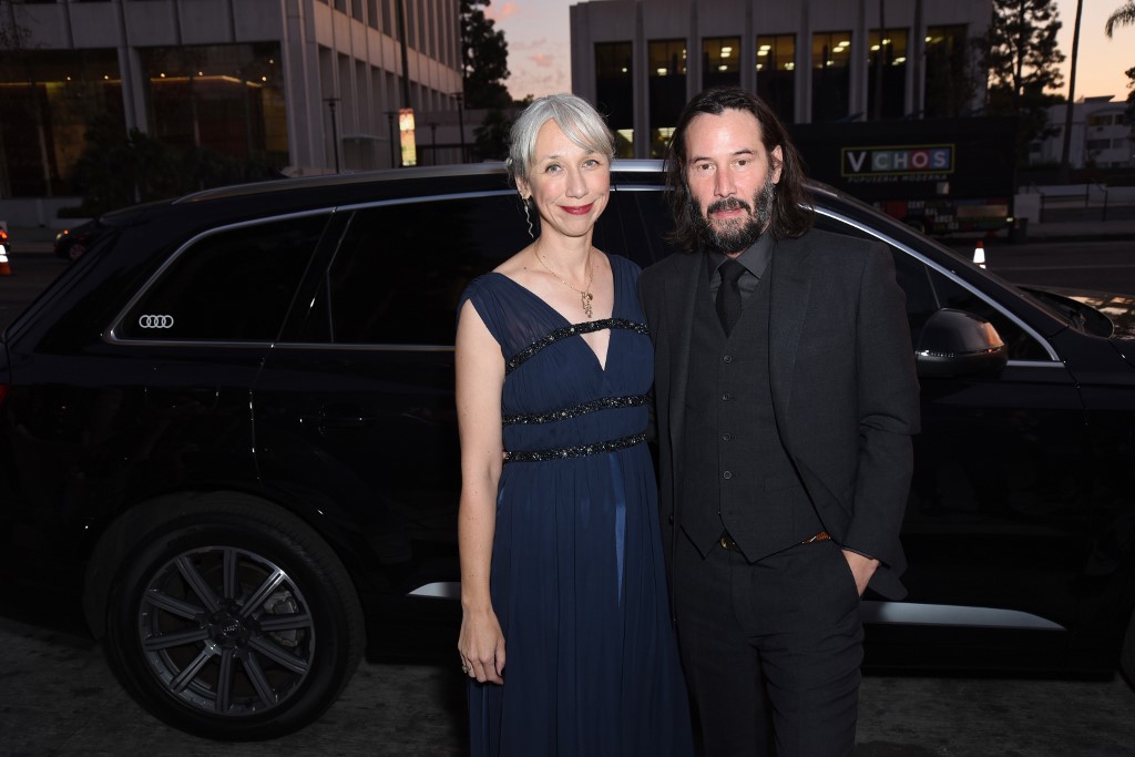 Keanu Reeves sorprendió al pasearse por alfombra roja con su novia Alexandra Grant