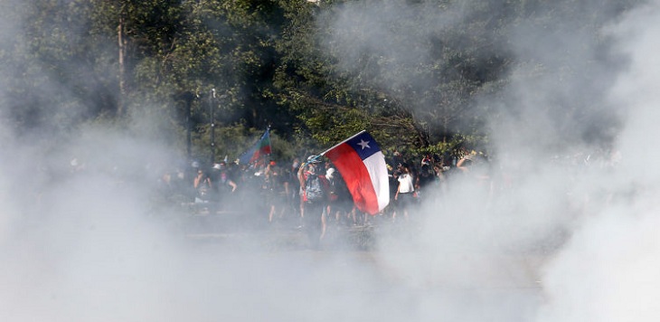 Especialistas desmienten a Carabineros: Mentholatum no sirve para aliviar efectos de lacrimógenas