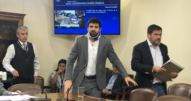 Diputado Lavín llegó con cuello ortopédico a sesión del Congreso: sufrió accidente de tránsito