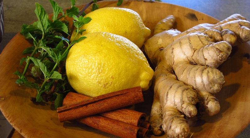 ¿Es cierto que el agua con limón, canela y jengibre ayuda a bajar de peso? profesional lo explica