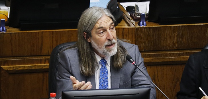 Presentan denuncia contra senador Letelier acusando suplantación en alcotest tras accidente