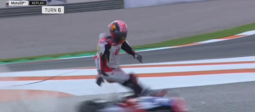 Francés Johann Zarco sufrió impactante accidente en torneo MotoGP: fue arrollado en plena carrera