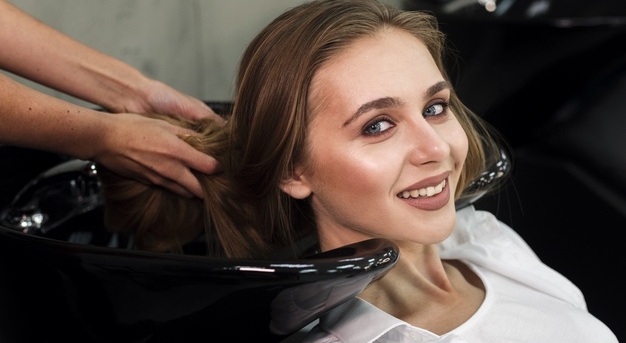 Exfoliante capilar, el tratamiento que le dará brillo a tu pelo y puede ayudar a eliminar la caspa