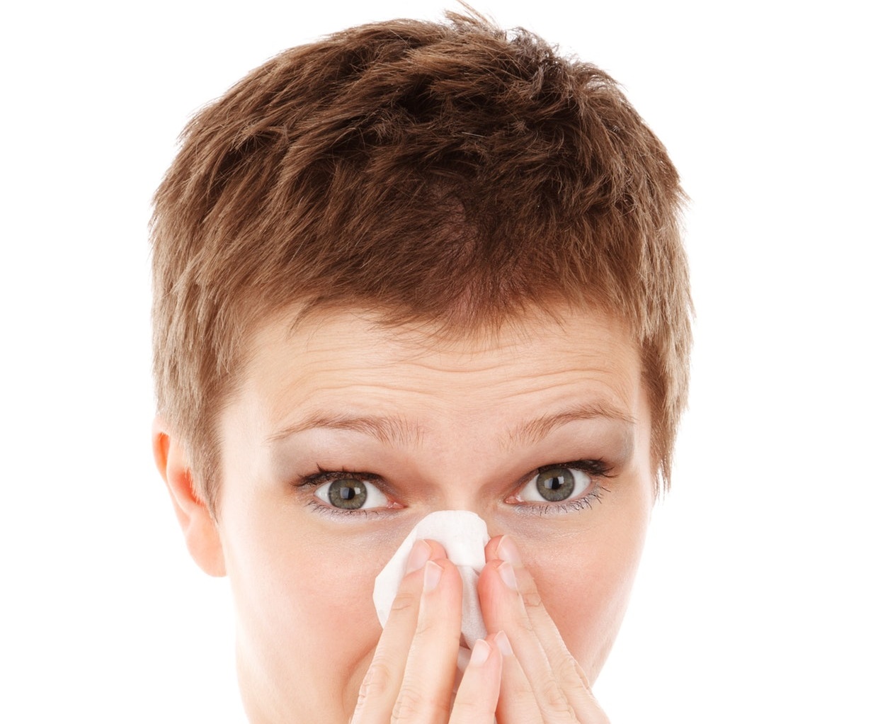 ¿Taparla e inclinarse hacia atrás? Lo que deberías hacer si te sangra la nariz