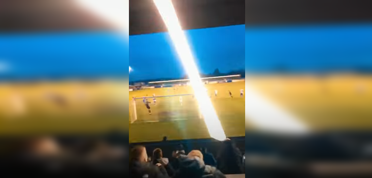 Chuteó el balón y rompió un foco: jugador protagonizó uno de los peores penales de la historia