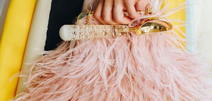 Plumas y más plumas: el accesorio que marca tendencia y no puede faltar en tus eventos de fin de año