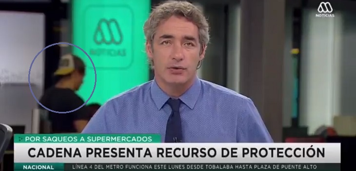 Trabajador de Mega se robó la película con práctica poco higiénica detrás de Repenning en noticiero