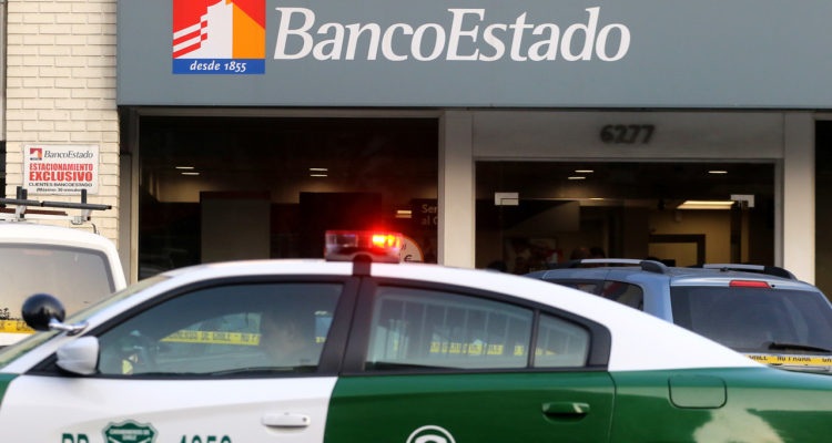 En medio de saqueos: delincuentes entran a banco y se llevan $166 millones y dos armas de fuego