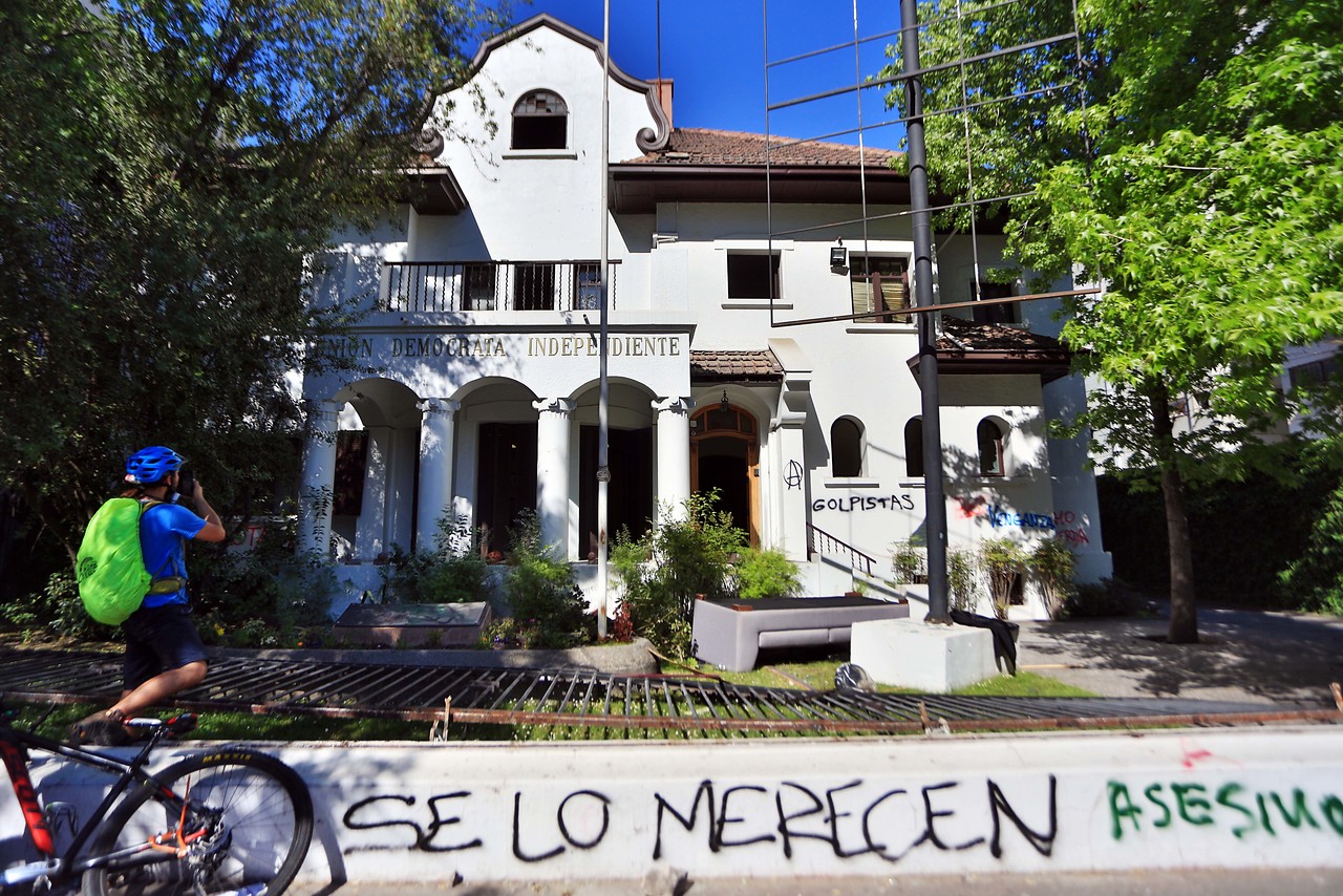Serios incidentes en zona oriente de la capital: sede de la UDI fue atacada por manifestantes