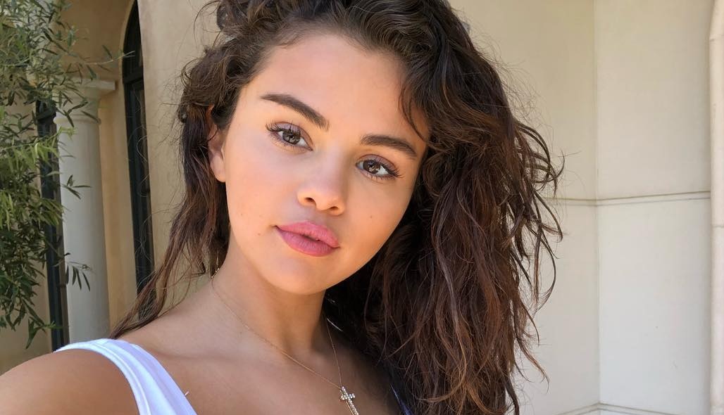 Selena Gomez sorprendió besando a otra cantante en el escenario: momento generó rumores en redes