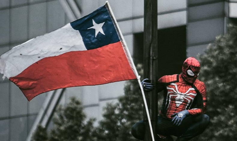 Sensual Spiderman busca sumarse a la Cruz Roja: 
