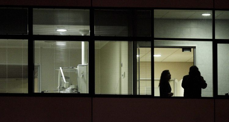 Joven queda en riesgo vital tras recibir perdigón en su cuello durante enfrentamientos en Valparaíso