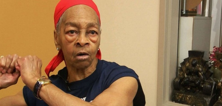 Ladrón intentó robar casa de anciana de 82 años y ella le dio una paliza: es fisicoculturista