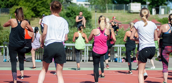 personas practicando zumba